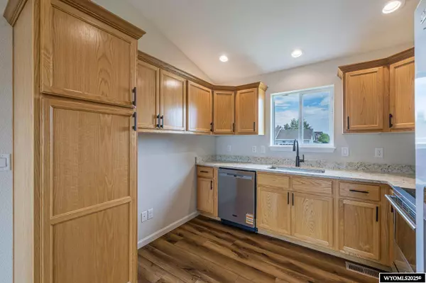 795 Reshaw Circle 7th Street, Evansville, WY 82636