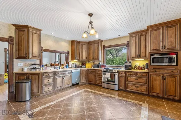 6 Washoe CIR, Bear Creek, MT 59007