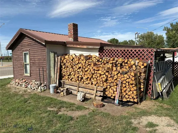 105 E Wheeler ST, Winnett, MT 59087