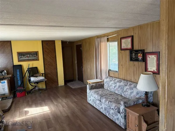 105 E Wheeler ST, Winnett, MT 59087