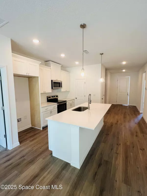 1370 Seabreeze ST SW, Palm Bay, FL 32908