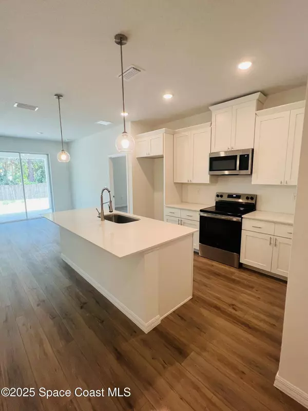 1370 Seabreeze ST SW, Palm Bay, FL 32908