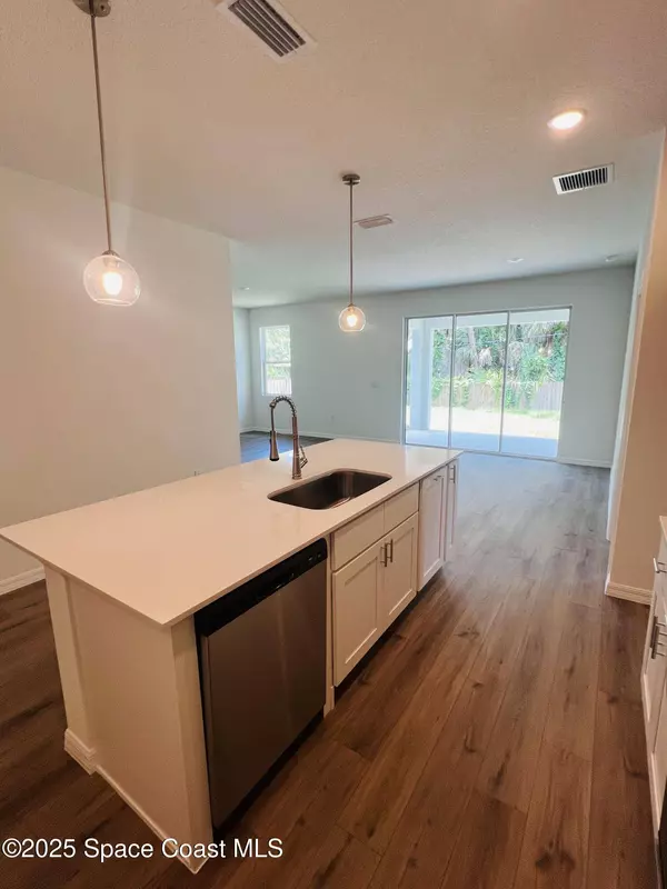 1370 Seabreeze ST SW, Palm Bay, FL 32908