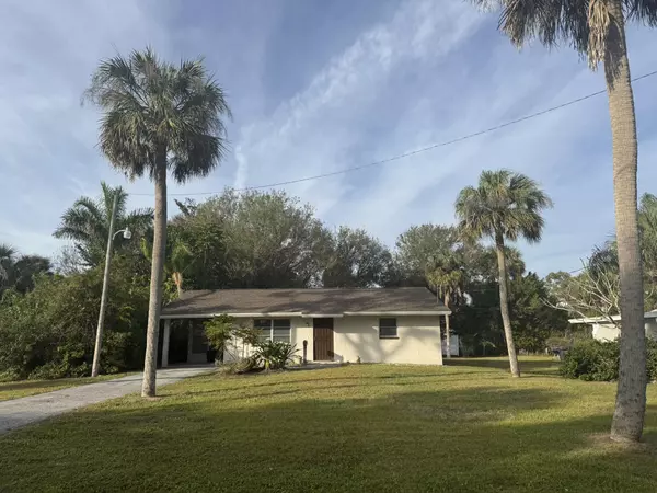 28 Holly Dr, North Fort Myers, FL 33903-4312