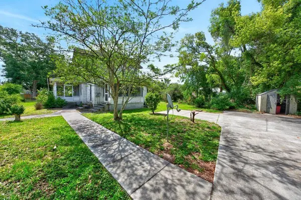 102 S TROWELL AVE, Umatilla, FL 32784