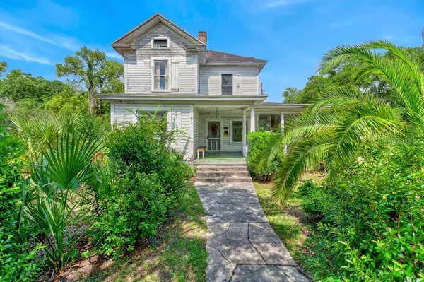 102 S TROWELL AVE, Umatilla, FL 32784
