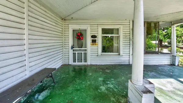 102 S TROWELL AVE, Umatilla, FL 32784