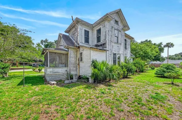 102 S TROWELL AVE, Umatilla, FL 32784