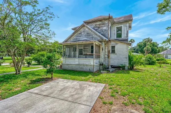 102 S TROWELL AVE, Umatilla, FL 32784