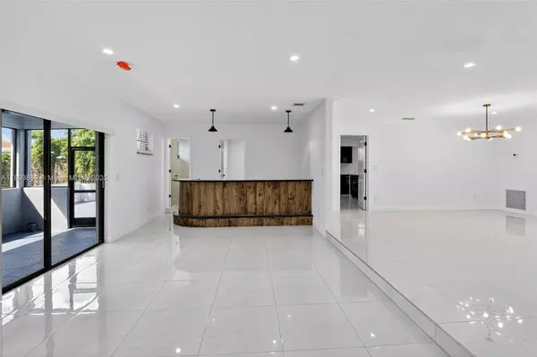 5526 Plunkett St, Hollywood, FL 33021