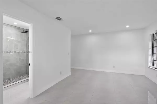 5526 Plunkett St, Hollywood, FL 33021