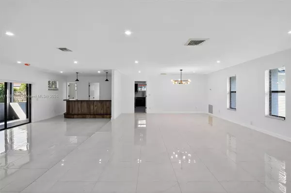 5526 Plunkett St, Hollywood, FL 33021