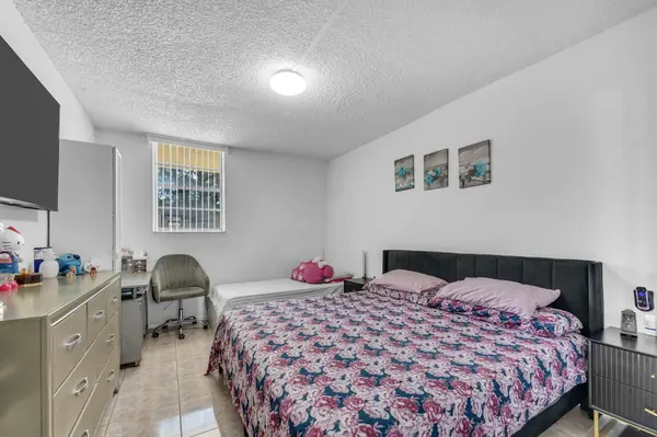 801 NW 47th Ave #118W, Miami, FL 33126-2110