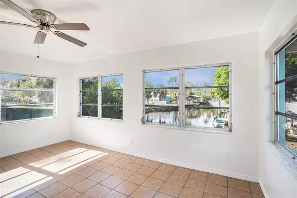 301 CARLYLE BLVD, Ruskin, FL 33570