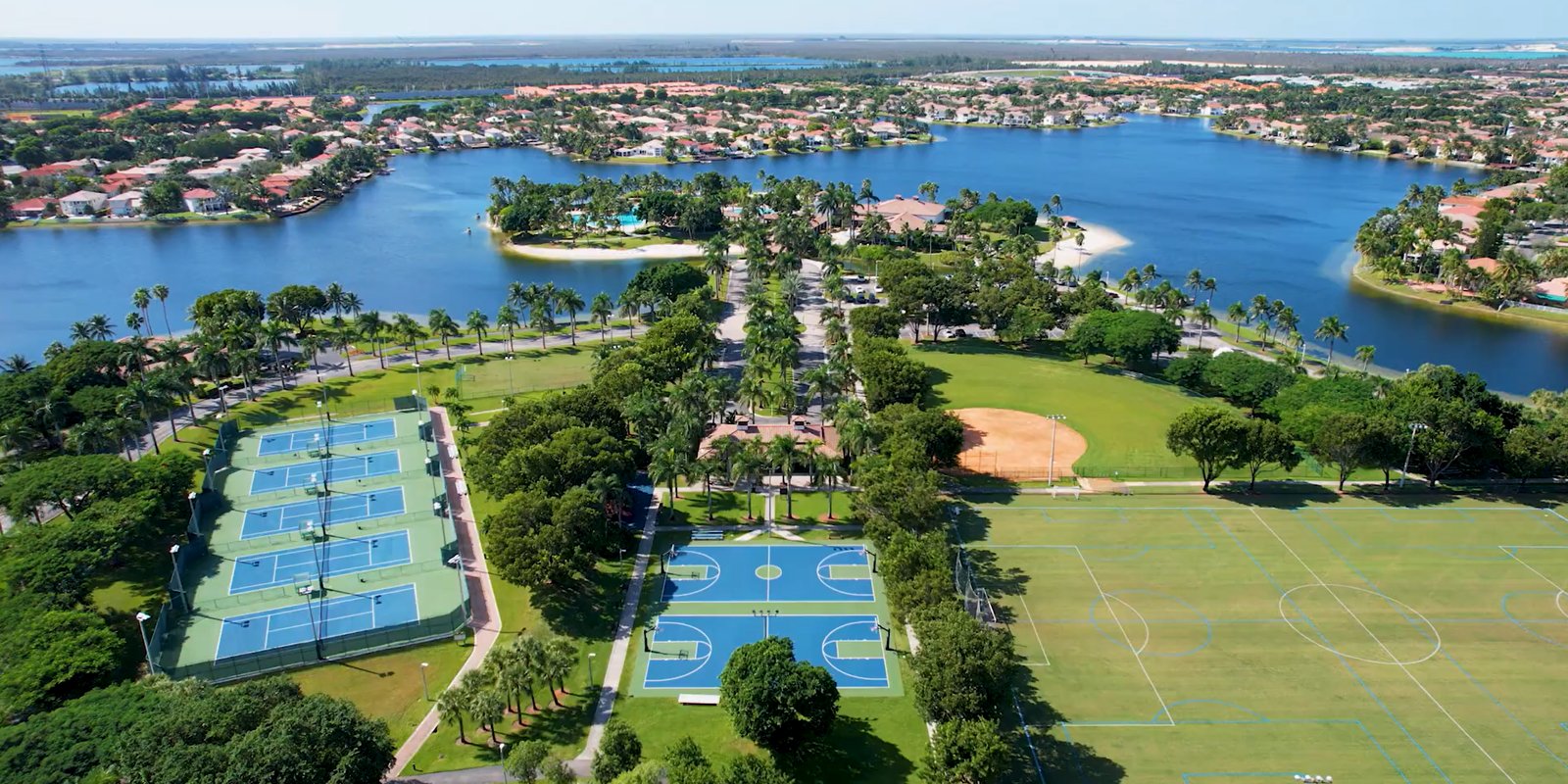 Canchas de tenis y baloncesto de Doral Isles, Doral, Florida