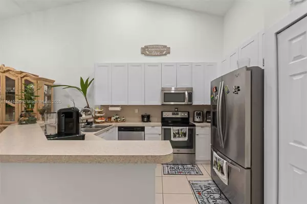 3220 NE 11th Dr, Homestead, FL 33033