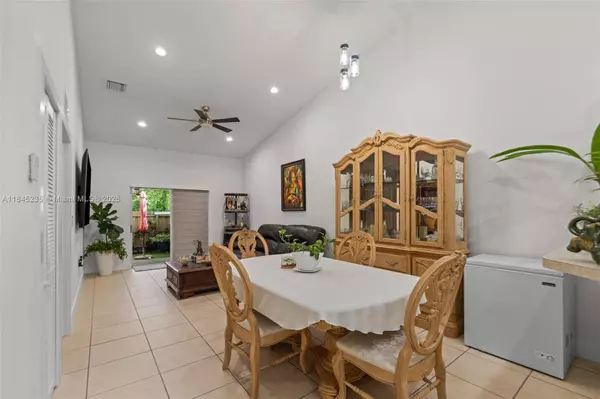 3220 NE 11th Dr, Homestead, FL 33033