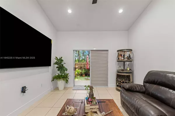 3220 NE 11th Dr, Homestead, FL 33033