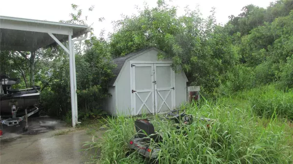 9150 WOOD TERRACE DR, Tampa, FL 33637