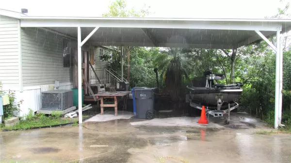 9150 WOOD TERRACE DR, Tampa, FL 33637