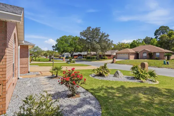7983 Lola CIR, Navarre, FL 32566
