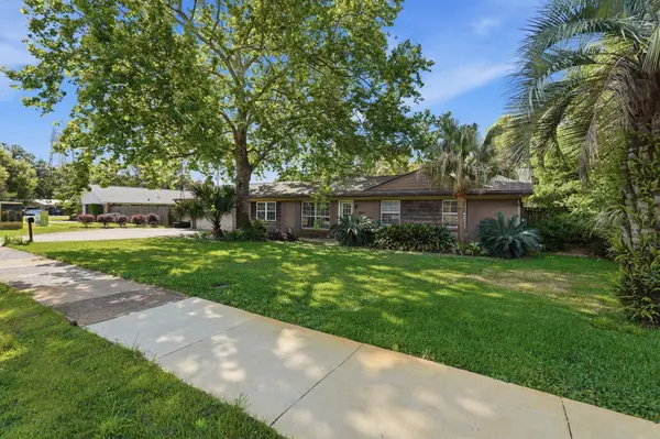 353 Fairpoint DR, Gulf Breeze, FL 32561