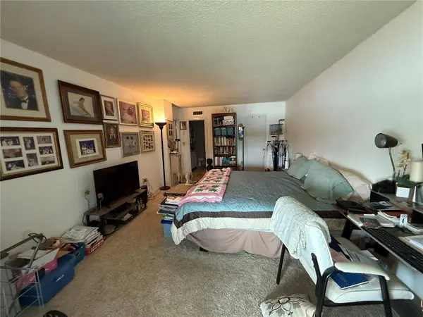 700 MIRROR TER NW #303, Winter Haven, FL 33881