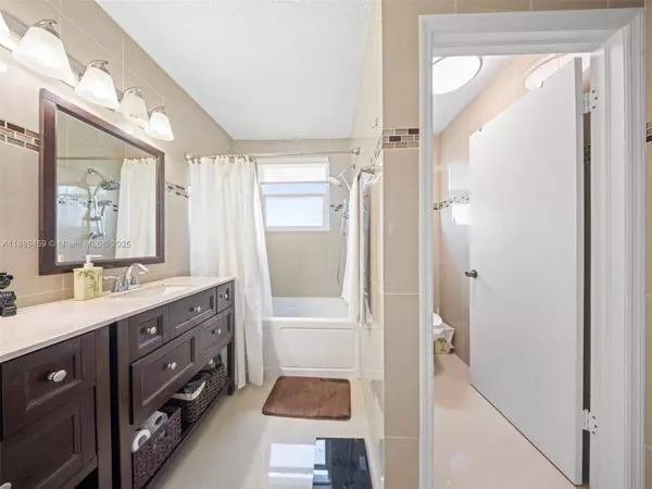 1340 NW 125th Ter, Sunrise, FL 33323