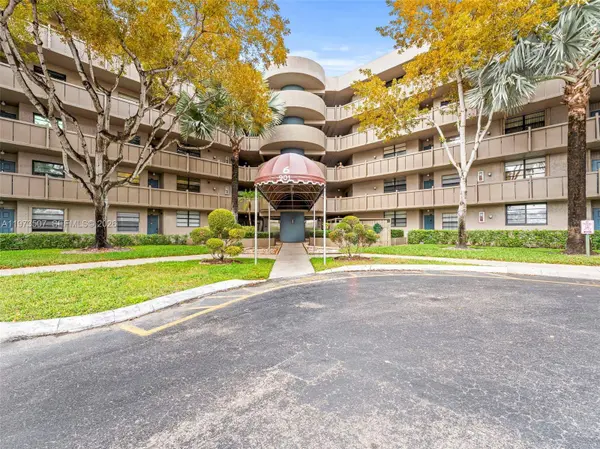 901 Colony Point Circle #304, Pembroke Pines, FL 33026