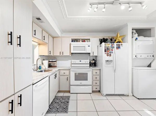 901 Colony Point Circle #304, Pembroke Pines, FL 33026