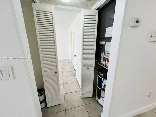 8405 NW 8th St #104, Miami, FL 33126