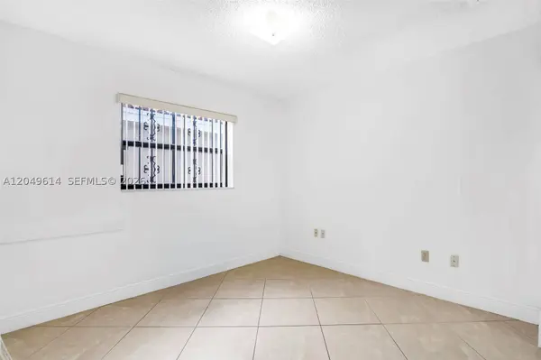 8871 NW 114th St, Hialeah Gardens, FL 33018
