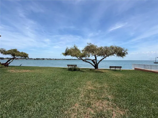 7400 SUNSHINE SKYWAY LN S #105, St Petersburg, FL 33711