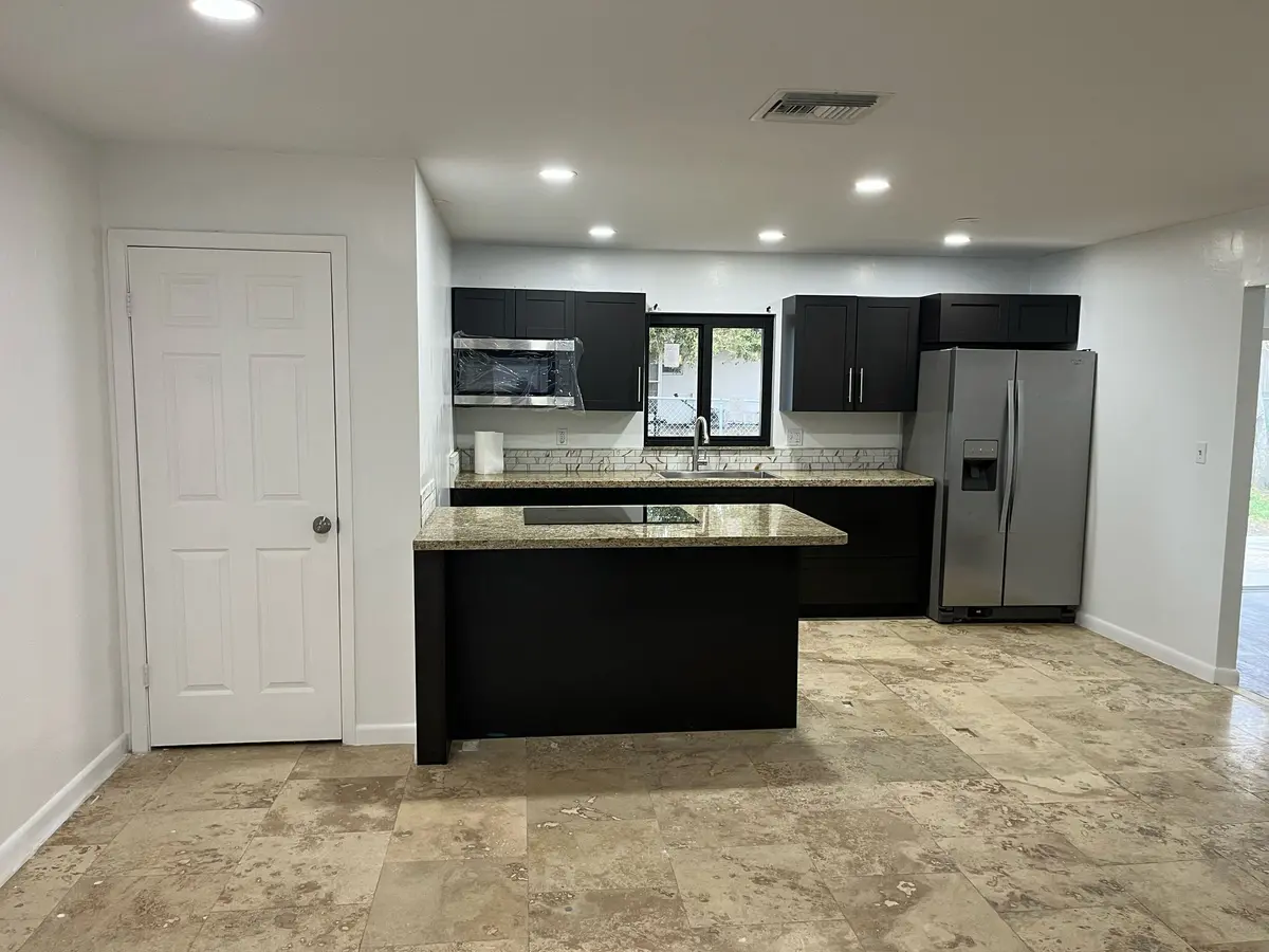 806 Gardenside Ct, Lehigh Acres, FL 33936-7008