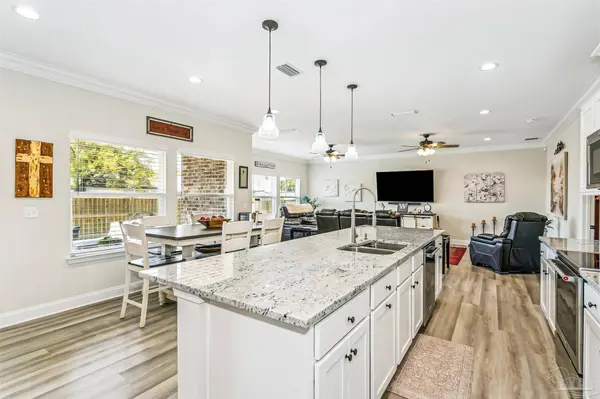 75 4th St, Shalimar, FL 32579