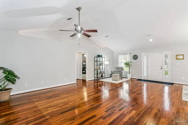 1543 Twin Pines Cir, Cantonment, FL 32533