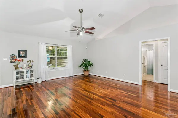 1543 Twin Pines Cir, Cantonment, FL 32533