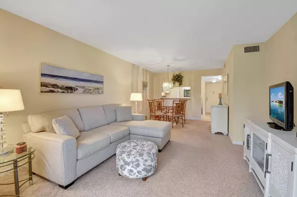 7269 Golf Colony CT 205, Lake Worth, FL 33467