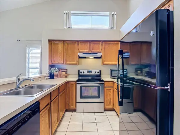 28726 CREEKWOOD DR, Wesley Chapel, FL 33545