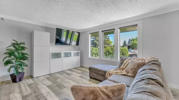 216 Pinetree PL NE, Calgary, AB T1Y 1M2