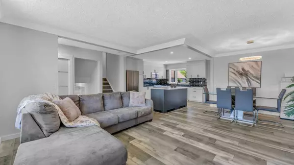 216 Pinetree PL NE, Calgary, AB T1Y 1M2