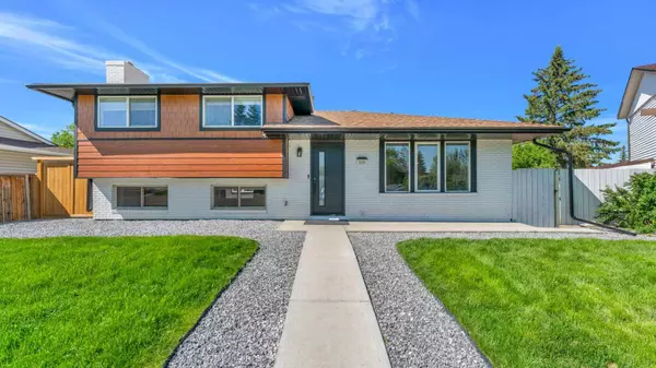 216 Pinetree PL NE, Calgary, AB T1Y 1M2