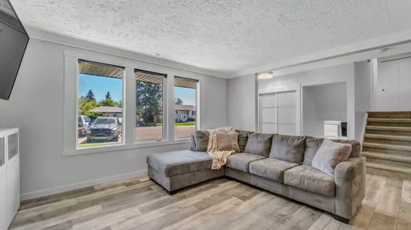 216 Pinetree PL NE, Calgary, AB T1Y 1M2