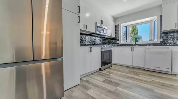 216 Pinetree PL NE, Calgary, AB T1Y 1M2