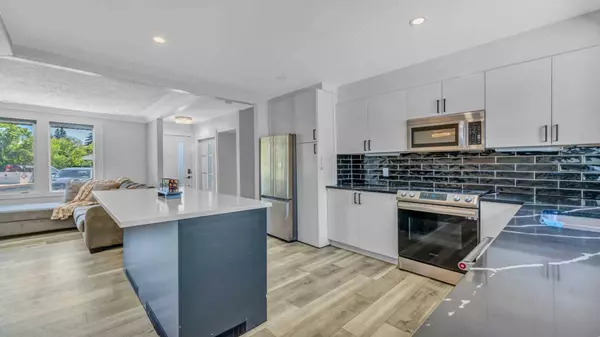 216 Pinetree PL NE, Calgary, AB T1Y 1M2