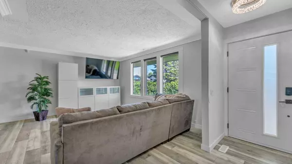 216 Pinetree PL NE, Calgary, AB T1Y 1M2