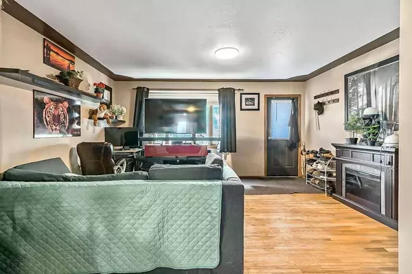 4904 22 AVE NW, Calgary, AB T3B 0Y7