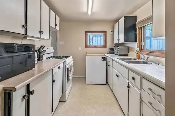 4904 22 AVE NW, Calgary, AB T3B 0Y7