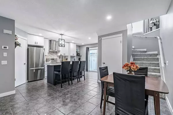 208 Prestwick WAY SE, Calgary, AB T2Z 3Z5