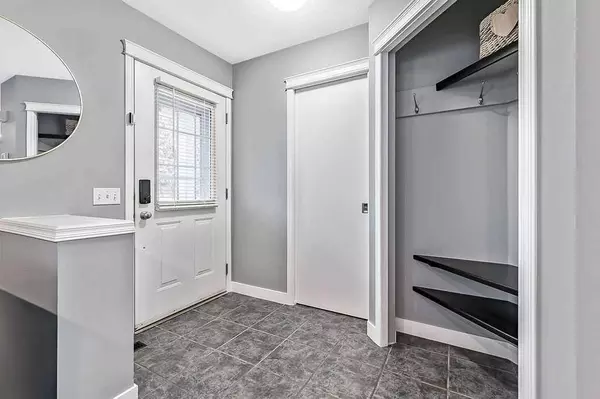 208 Prestwick WAY SE, Calgary, AB T2Z 3Z5